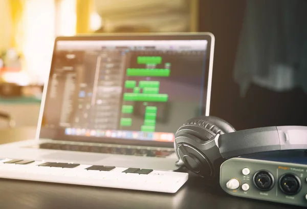 Music Home studio apparatuur met laptop — Stockfoto