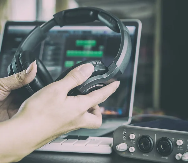 Ingeniero de sonido que trabaja usando auriculares en Music home studio . —  Fotos de Stock