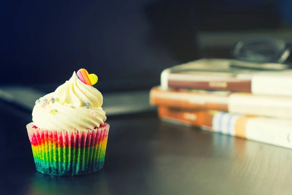 San Valentín corazón arco iris cupcake en la mesa de la oficina — Foto de Stock