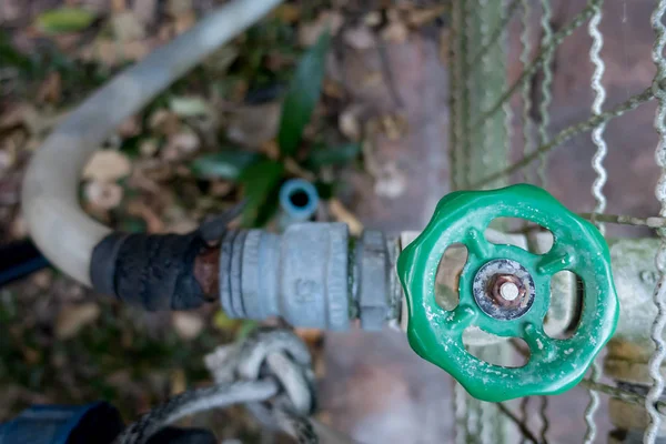 Green Garden waterkraan zich te concentreren op de knop. — Stockfoto