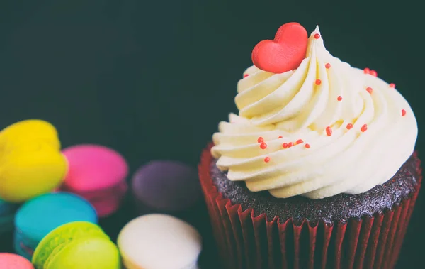 San Valentín Cupcake rematado con corazón rojo romance caramelo — Foto de Stock