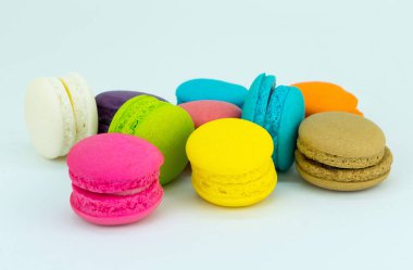 Beyaz izole renkli Macaron kurabiye