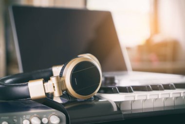 Ev müzik stüdyo bilgisayar müzik ekipmanları