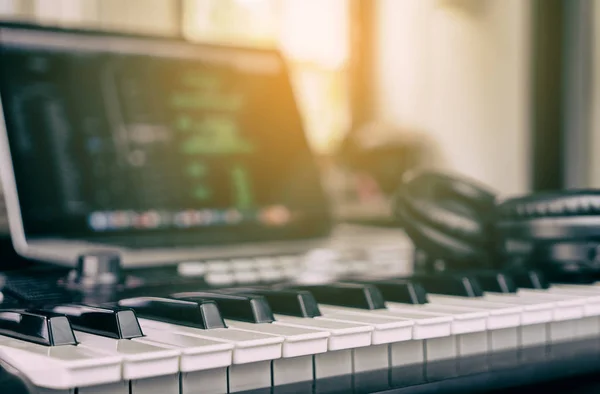 Teclado de música em estúdio de música de computador em casa — Fotografia de Stock