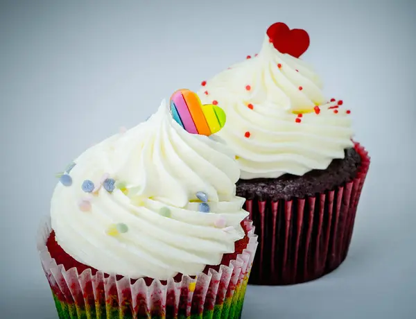 Cupcake de San Valentín rematado con corazón sobre fondo gris . — Foto de Stock