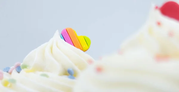 Cupcake sormontato da arcobaleno San Valentino cuore top up — Foto Stock