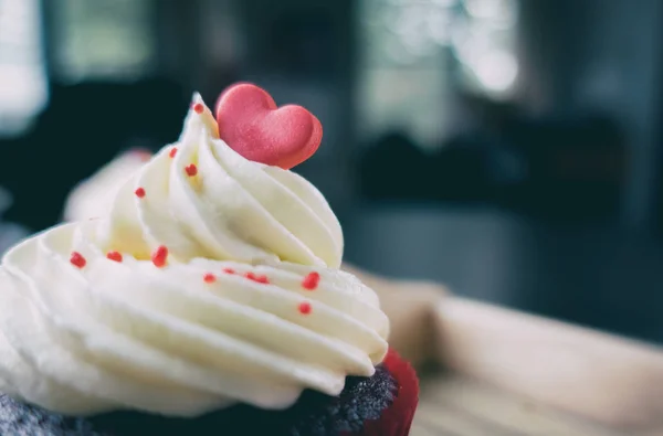 バレンタイン ケーキ ハートの砂糖菓子をトッピング — ストック写真