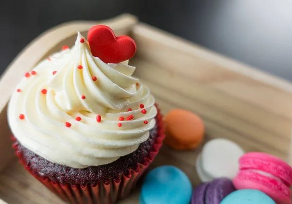 マカロンとチョコレート ケーキの上に赤いバレンタイン ハート — ストック写真