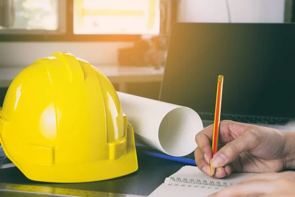 Ingeniero de construcción está tomando nota en la oficina — Foto de Stock