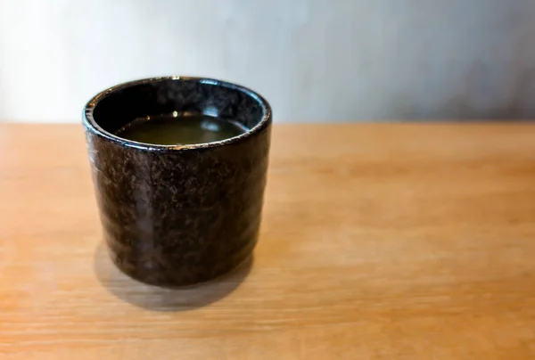 Japanilainen vihreä tee matcha Art Muki kopioi tilaa — kuvapankkivalokuva