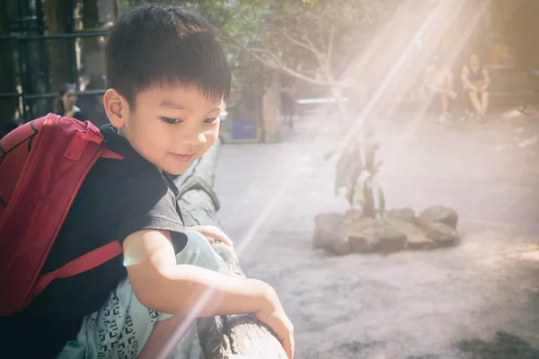 Uśmiechający się szczęśliwy chłopiec azjatyckich w rano słońce park. — Zdjęcie stockowe