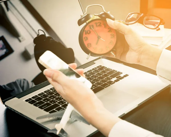 Hombre de oficina sosteniendo el reloj y el teléfono, Tiempo de ir concepto . — Foto de Stock