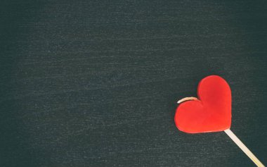 Sevgililer kopya alanı ile siyah ahşap üzerine de mum kalp