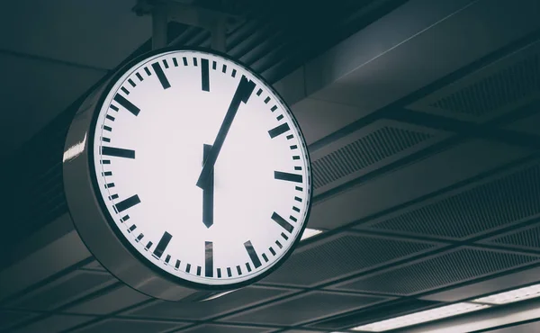 Horloge de plafond dans la station de métro souterraine — Photo