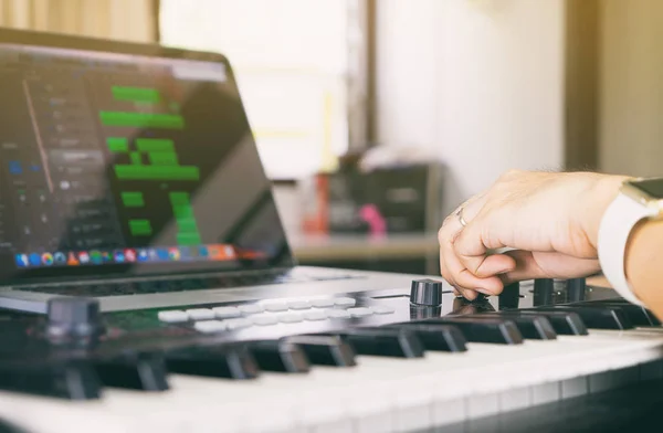 Muziekproducent is het controleren van geluid op zijn werkplek — Stockfoto