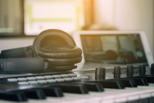 Headphone para estúdio de música em casa configurado — Fotografia de Stock