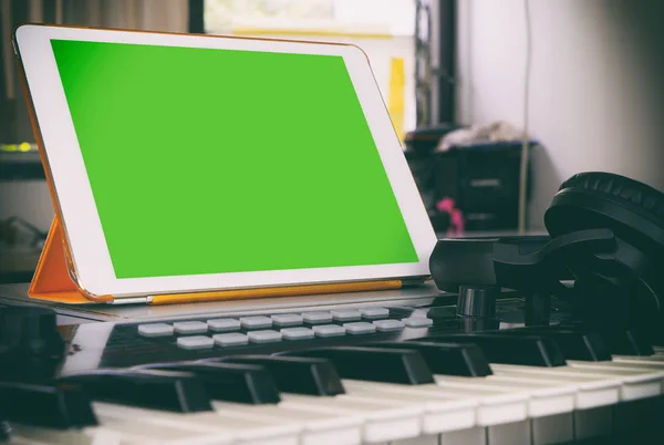 平板电脑音乐制作中的应用空白屏幕 — 图库照片
