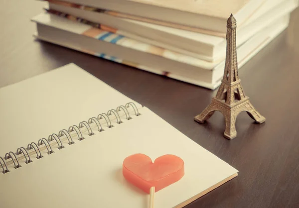 Paris valenintes milují knihy deník se srdcem — Stock fotografie