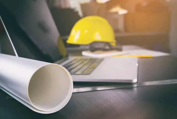 Escritorio de oficina de construcción con computadora y trabajos de papel —  Fotos de Stock