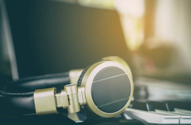 Ev müzik istasyonu altın kulaklık