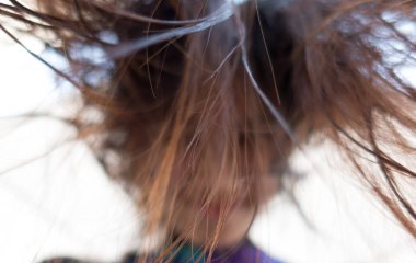 dağınık saçlı kız arayın bulanıklık soyut