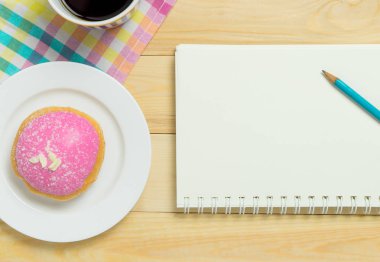 Pastel tonu kafeterya masada boş kitap