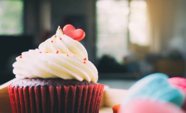 Kırmızı Sevgililer kalp ve macaron ile tepesinde cupcake