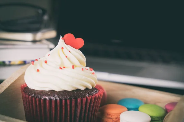 バレンタイン ハートのマカロンとチョコレートのカップケーキ — ストック写真