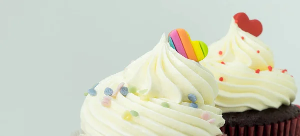 Crema de magdalena rematada con San Valentín escuchar dulces — Foto de Stock