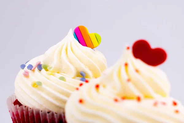 Doces de coração em cima de cupcake dos namorados — Fotografia de Stock