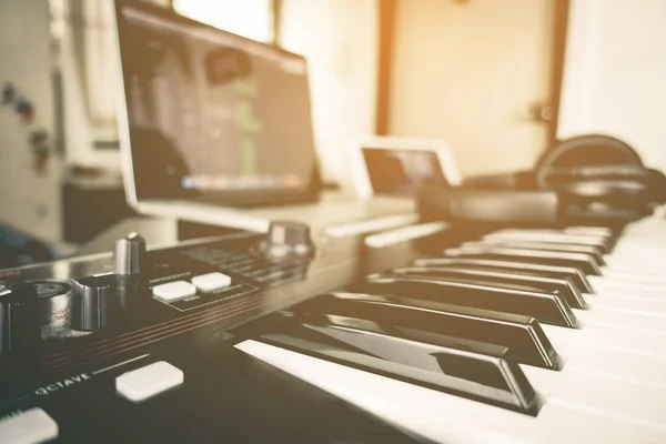Home Computer Music Studio apparatuur instellen — Stockfoto