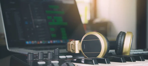 Bilgisayar müzik yapımcısı ev kurulum stüdyo