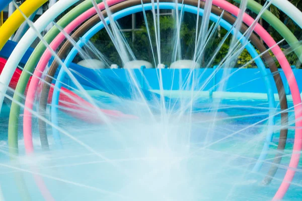 Agua primavera chapoteo colorido anillo túnel piscina — Foto de Stock