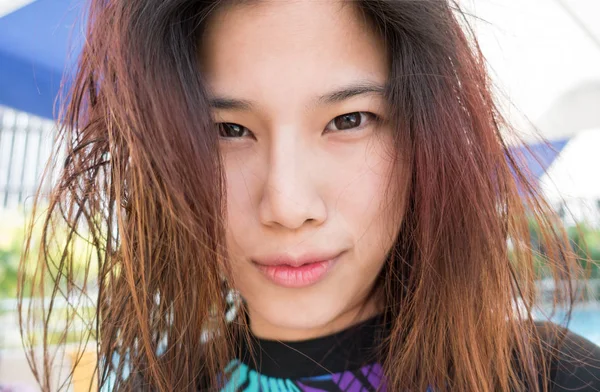Linda surfista asiática Chica con el pelo desordenado en la playa —  Fotos de Stock