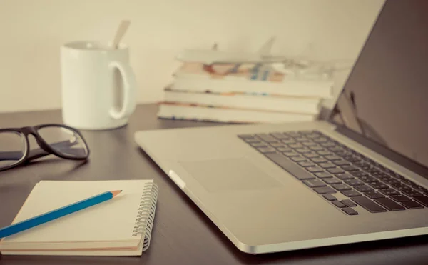 Escritorio de mesa de oficina con portátil y café — Foto de Stock