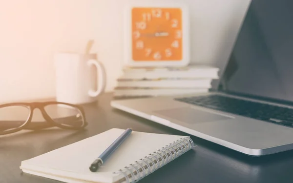 Mesa de trabajo de oficina con libro en blanco y lápiz — Foto de Stock