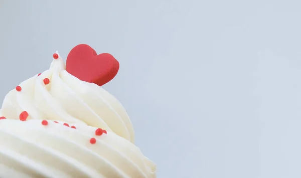 カップケーキ ホワイトにクリームの上に赤いハート — ストック写真