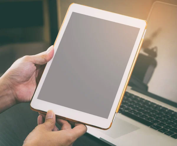 Mano sosteniendo tableta blanca con pantalla en blanco — Foto de Stock