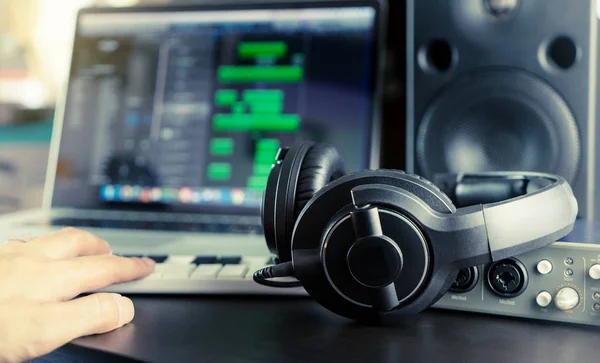 Músico está trabajando en su estación de trabajo de música en casa —  Fotos de Stock