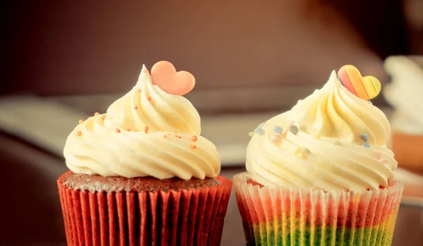 Due cupcake sormontati da cuore di San Valentino — Foto Stock