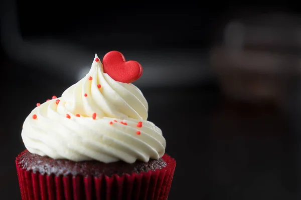 赤いバレンタイン ハートのトッピング ケーキ — ストック写真