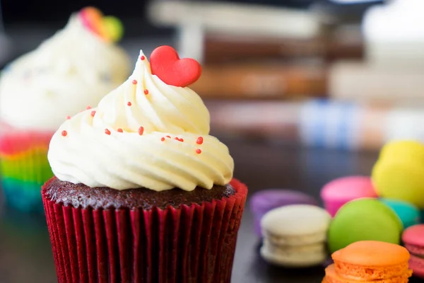 2 つのカップケーキをバレンタイン ハートのマカロンをトッピング — ストック写真