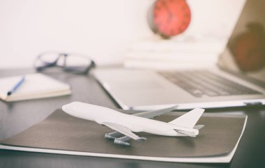 Dizüstü bilgisayar ile seyahat acentası ofis masaları