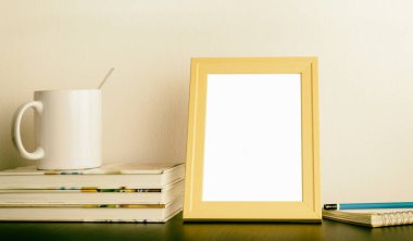 Boş fotoğraf çerçevesi ile ev okuma masası