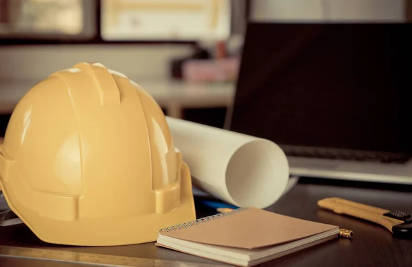 Pracovní nástroje inženýr kancelářský stůl s přilbou — Stock fotografie