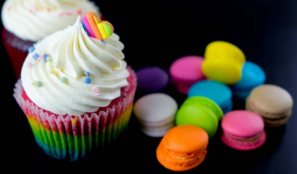 Bunte Schokolade Cupcake mit Macaron — Stockfoto