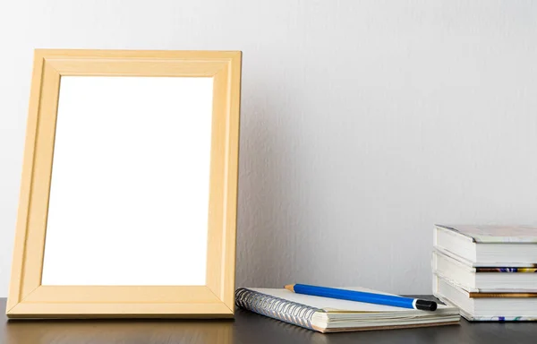 Пустая деревянная рамка для фотографий на столе для чтения — стоковое фото