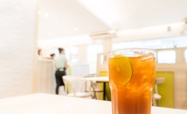 Buzlu limonlu çay birght kafe arka planda