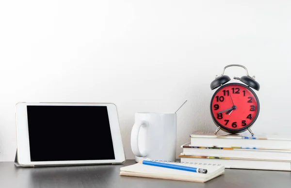 Reloj despertador con tablet en mesa de oficina — Foto de Stock