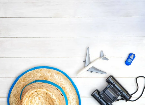 Chico vacaciones de verano viaje acompañamiento espacio de copia blanca — Foto de Stock